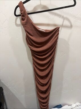 TALULAH One-Shoulder Rust Brown Ruched Midi Skirt